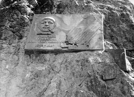Fanų kalnai · 44 žuvusiam alpinistui 1