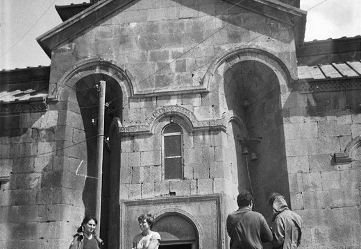 Armėnija · 030 prie bažnyčios