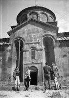 Armėnija · 030 prie bažnyčios