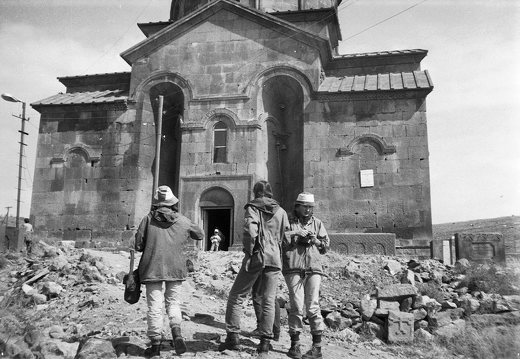 Armėnija · 031 prie bažnyčios