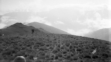 Armėnija · 061 lipam kalnų fone