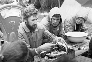 zoologijos praktika 1986 · Vytas Vizgirda, Darius Duoba skrodžia žuvį