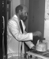 biofizikų laboratorijos 85-89 · Algimantas Švegžda verda arbatą