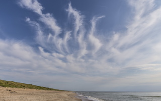 Juodkrantė · jūra, plunksniniai debesys
