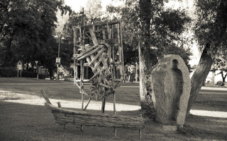 Arvydas Ališanka · skulptūra "Erdvė kūnui" (dešinėje)