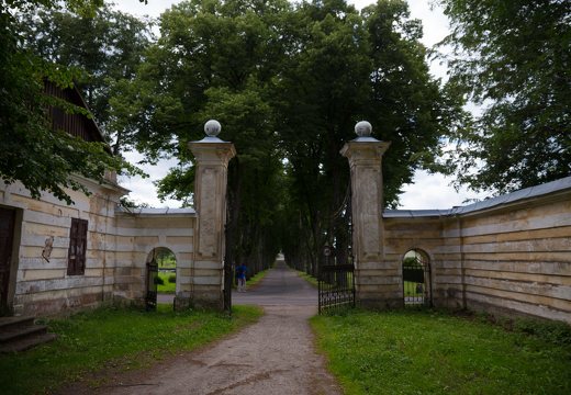 Trakų Vokė · dvaro sodybos vartai, liepų alėja