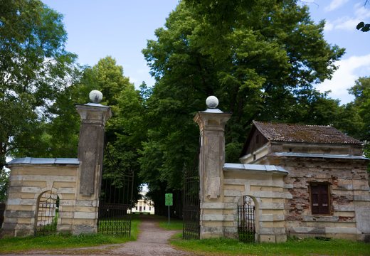 Trakų Vokė · dvaro sodybos vartai