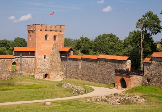 Medininkų pilis · rekonstruotos sienos, bokštas