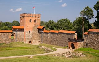 Medininkų pilis · rekonstruotos sienos, bokštas 0338