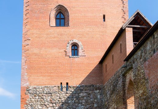 Medininkų pilis · rekonstruotas bokštas