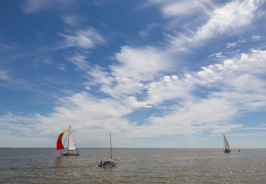 Juodkrantė · debesys, jachtos: kairėje plaukia h340 "VIZIJA", dešinėje LTU-416 "Nerija"