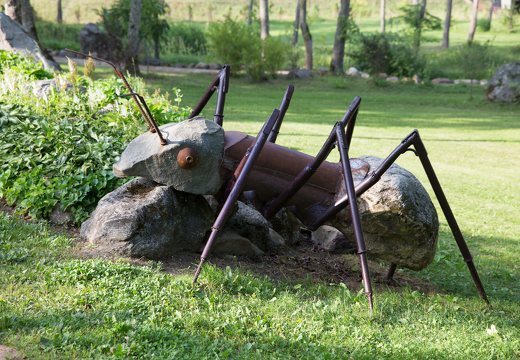 Taujėnų dvaras · skruzdės skulptūra parke