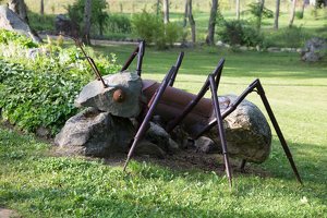 Taujėnų dvaras · skruzdės skulptūra parke