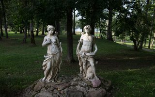 Taujėnų dvaras · parkas, skulptūros