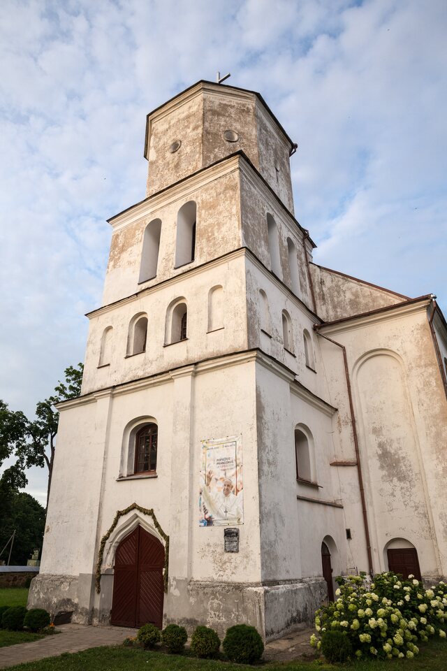 Siesikai · pilis ir bažnyčia