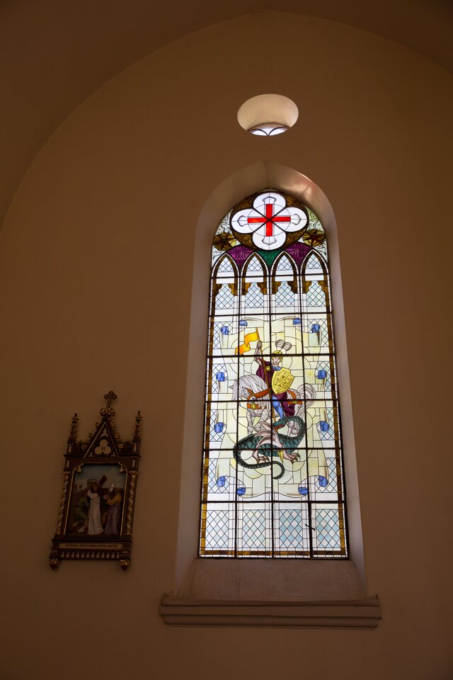Žasliai · vitražinis langas bažnyčioje