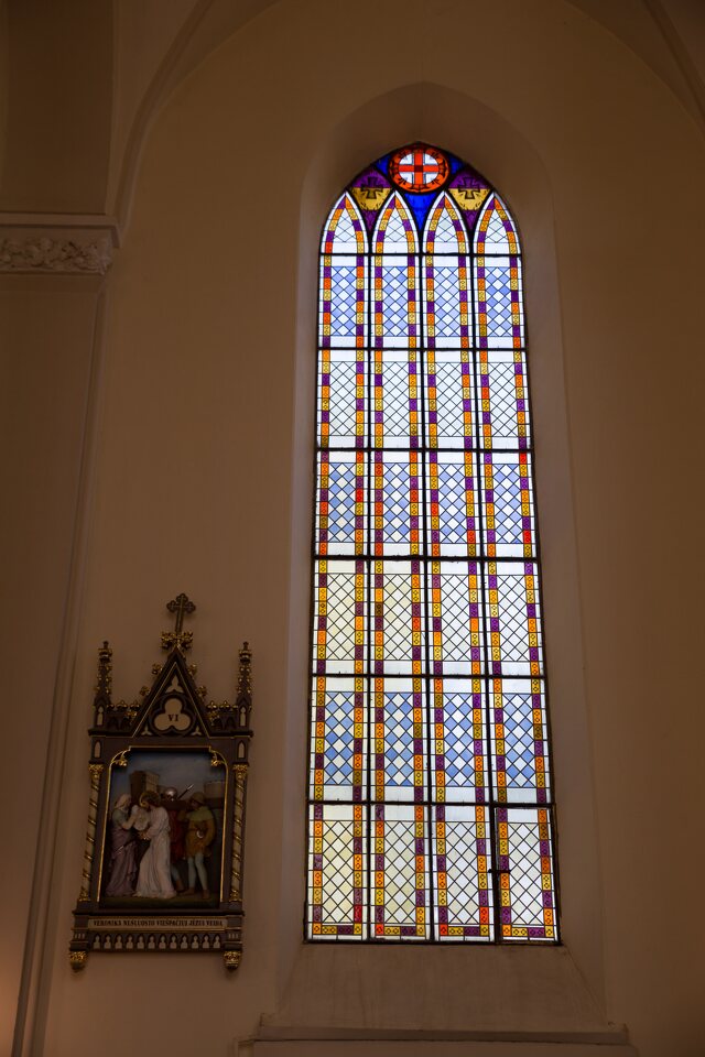 Žasliai · bažnyčios vitražinis langas
