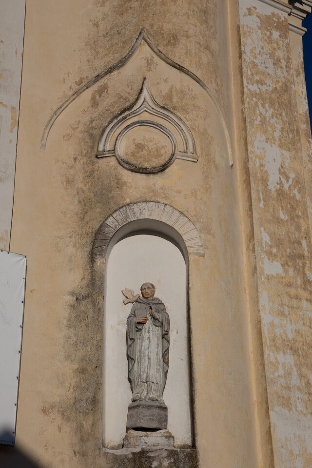 Šumskas · skulptūra bažnyčios fasade