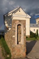 Šumskas · medinė skulptūrėlė bažnyčios šventoriaus vartuose