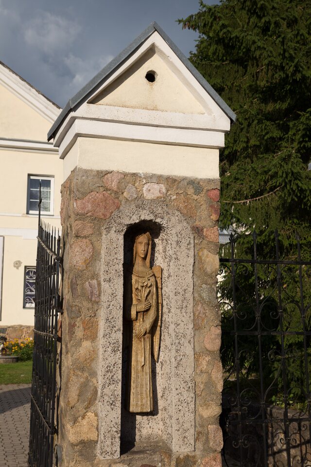 Šumskas · medinė skulptūrėlė bažnyčios šventoriaus vartuose