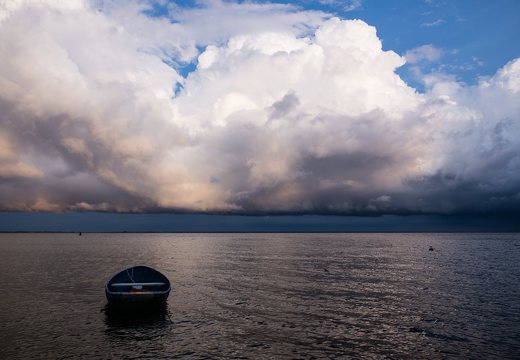 Juodkrantė · debesys, valtis