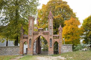 Senieji Trakai · bažnyčios šventoriaus vartai