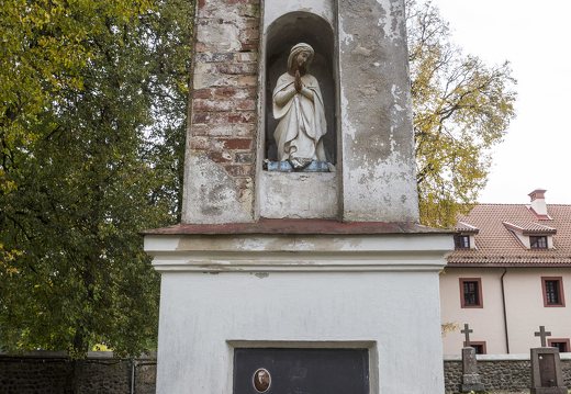 Senieji Trakai · paminklas šventoriuje