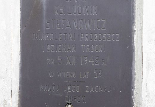Senieji Trakai · paminklas šventoriuje