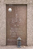 Senieji Trakai · paminklas šventoriuje 6651
