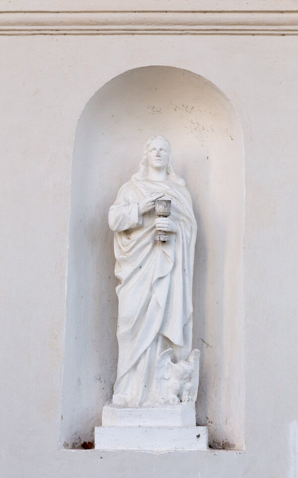 Onuškis · skulptūra bažnyčios fasade