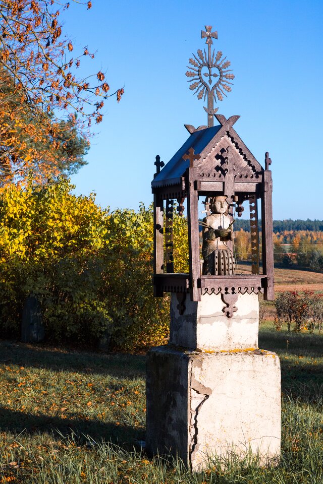 senosios Onuškio kapinės · medinė koplytėlė