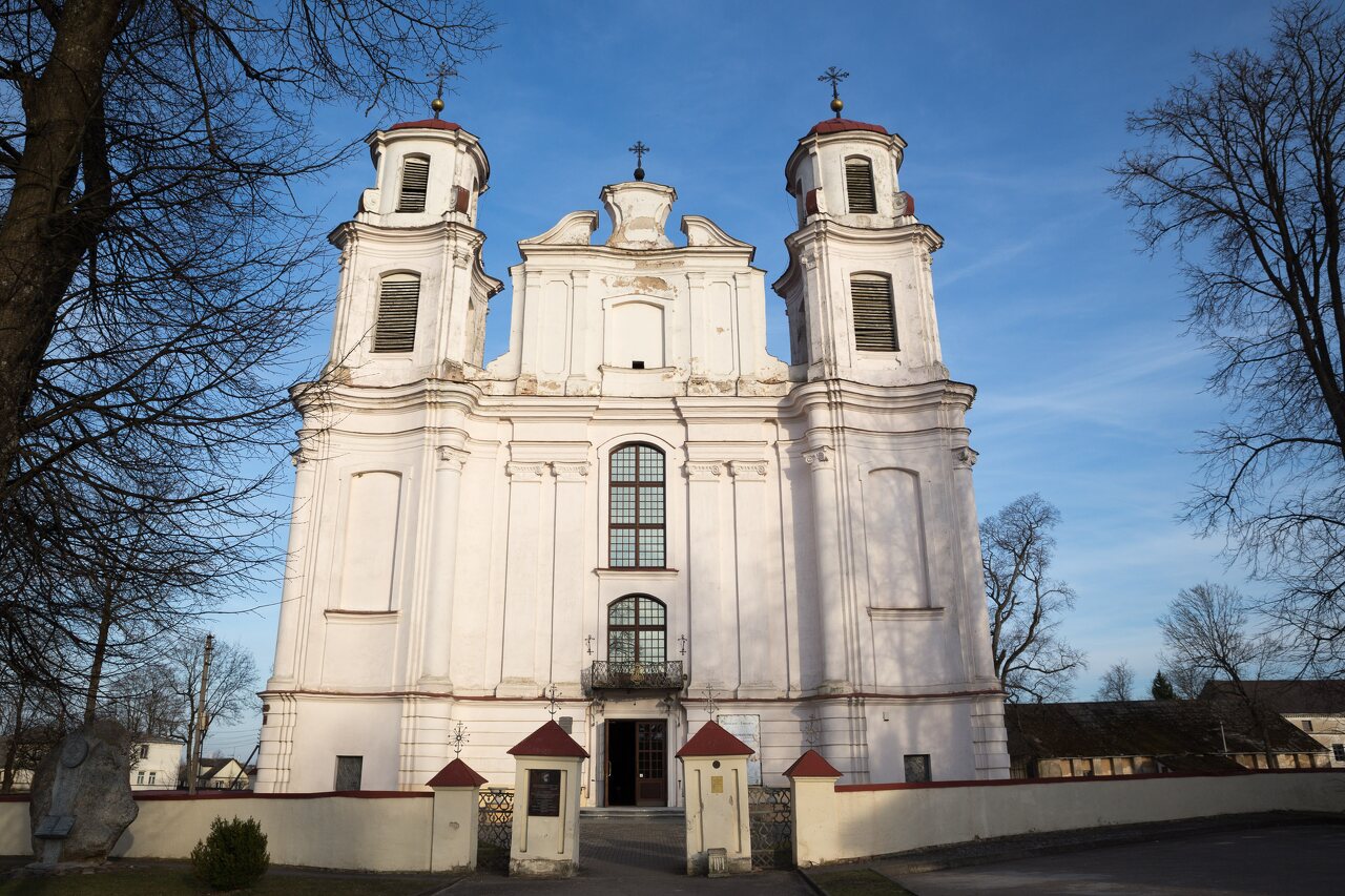 Jiezno bažnyčia · fasadas