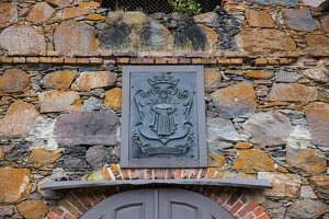 Darsūniškis · herbas virš bažnyčios varpinės durų