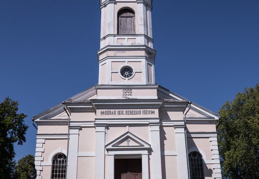 Traupis · bažnyčios fasadas