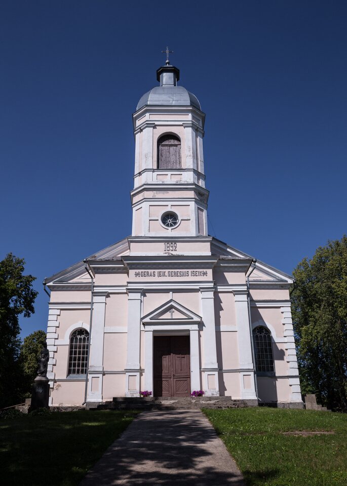 Traupis · bažnyčios fasadas