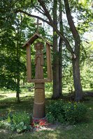 Traupio bažnyčia · medinis paminklas šventoriuje