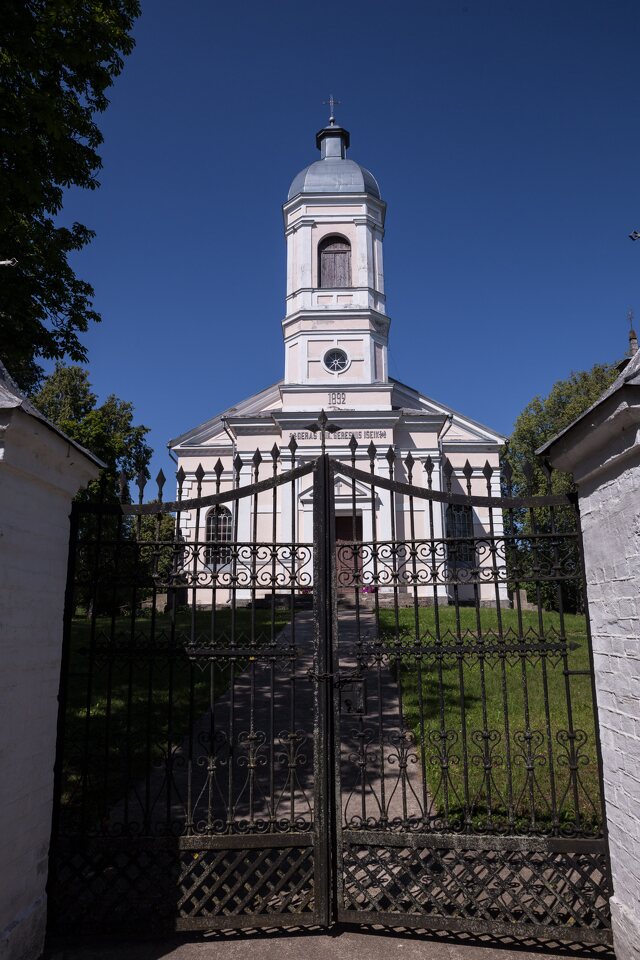 Traupio bažnyčia · fasadas, šventoriaus vartai