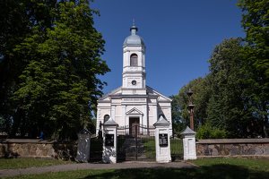 Traupio bažnyčia · fasadas, šventoriaus vartai