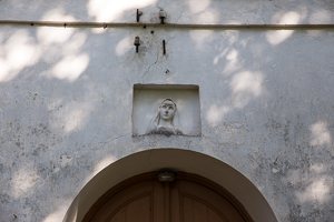 Surdegis · bareljefas virš bažnyčios durų