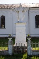 Senasis Subačius · paminklas bažnyčios šventoriuje