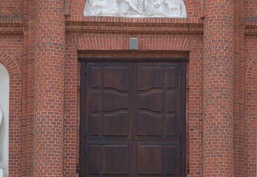 Utenos bažnyčia · durys