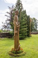 Utenos bažnyčia · medinė skulptūra šventoriuje