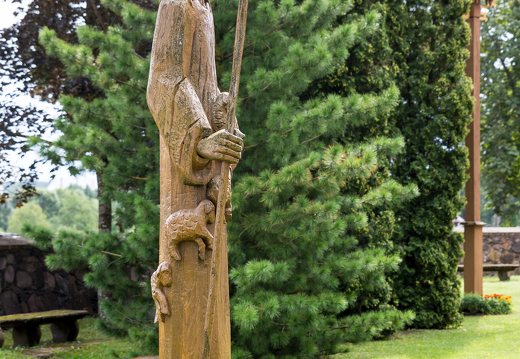 Utenos bažnyčia · medinė skulptūra šventoriuje