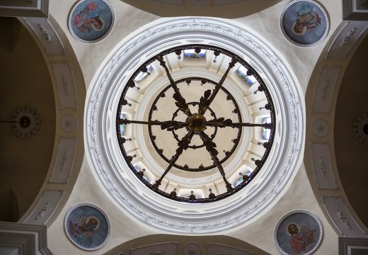 Utenos bažnyčia · lubos, sietynas, kupolas