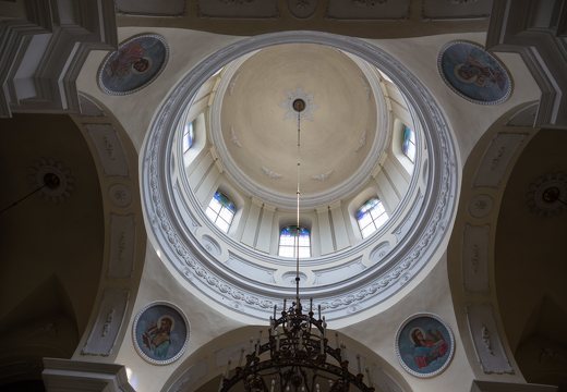 Utenos bažnyčia · lubos, kupolas