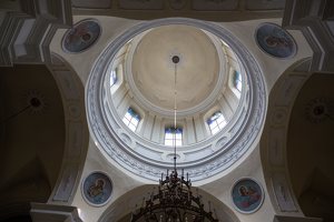 Utenos bažnyčia · lubos, kupolas