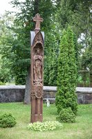 Vyžuonų bažnyčia · medinė skulptūra šventoriuje