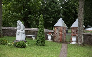 Vyžuonų bažnyčia · paminklas šventoriuje, rūpintojėlis