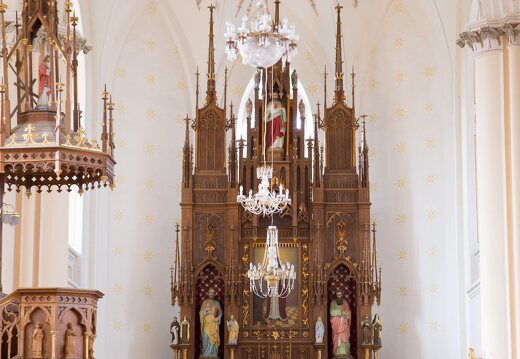 Kamajų bažnyčia · sakykla, presbiterija, altorius, interjeras