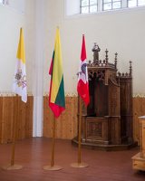 Kamajų bažnyčia · klausykla, vėliavos